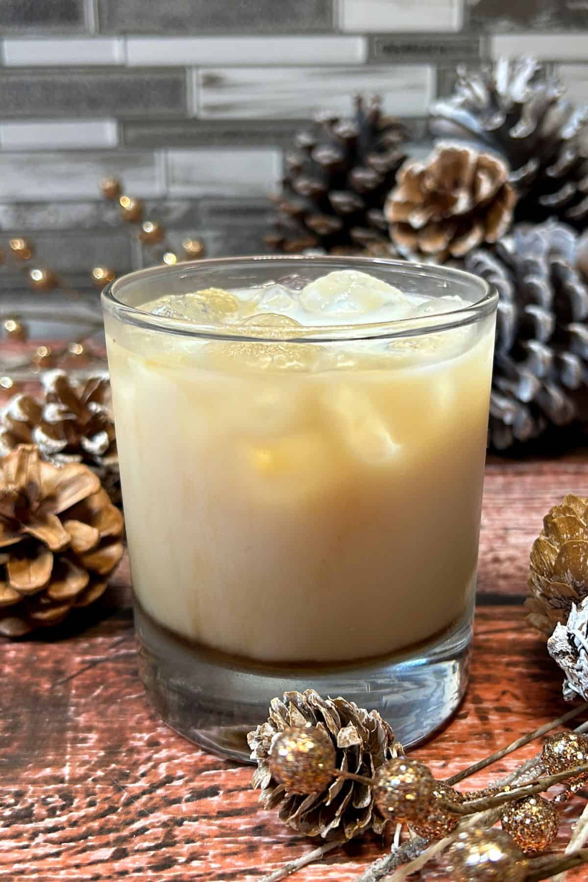 holiday white russian gingerbread cocktail in glass.