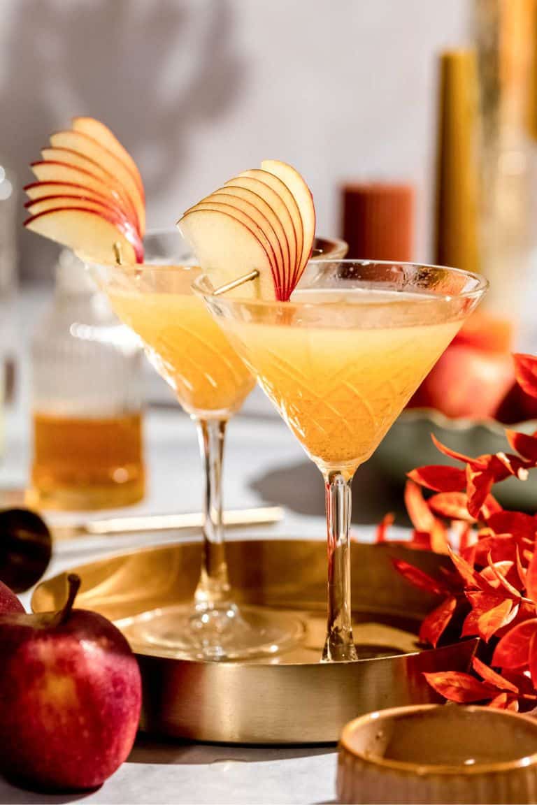 apple cider martini with sliced apple garnish.