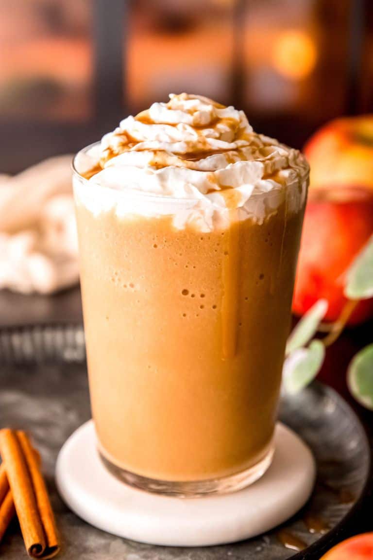 apple crisp frappuccino in glass.