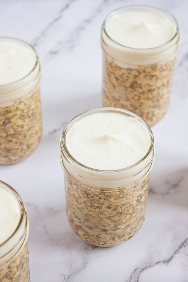 greek yogurt overnight oats in a jar,