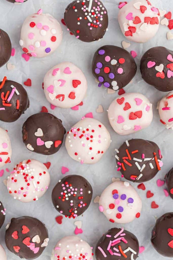 valentines day cake balls decorated.