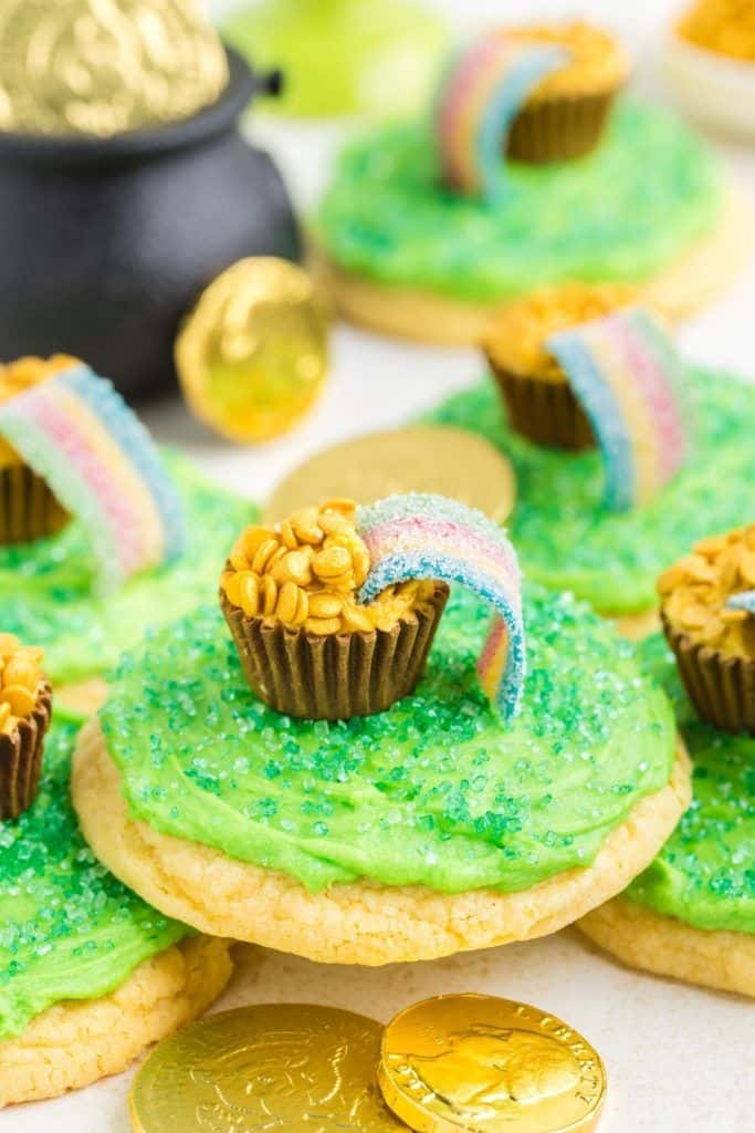 st patricks day cookies with pot of gold.