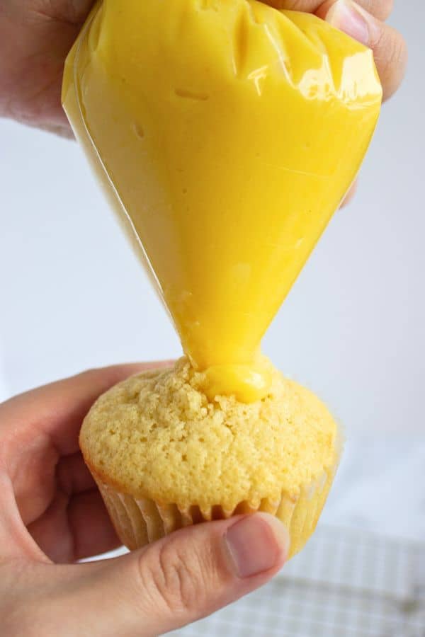lemon curd filling cupcakes.