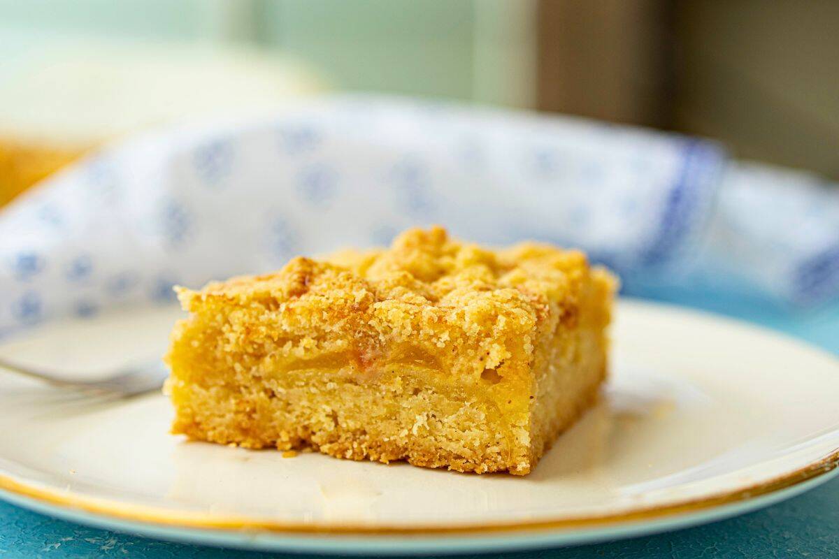 peach crumb bar on plate.