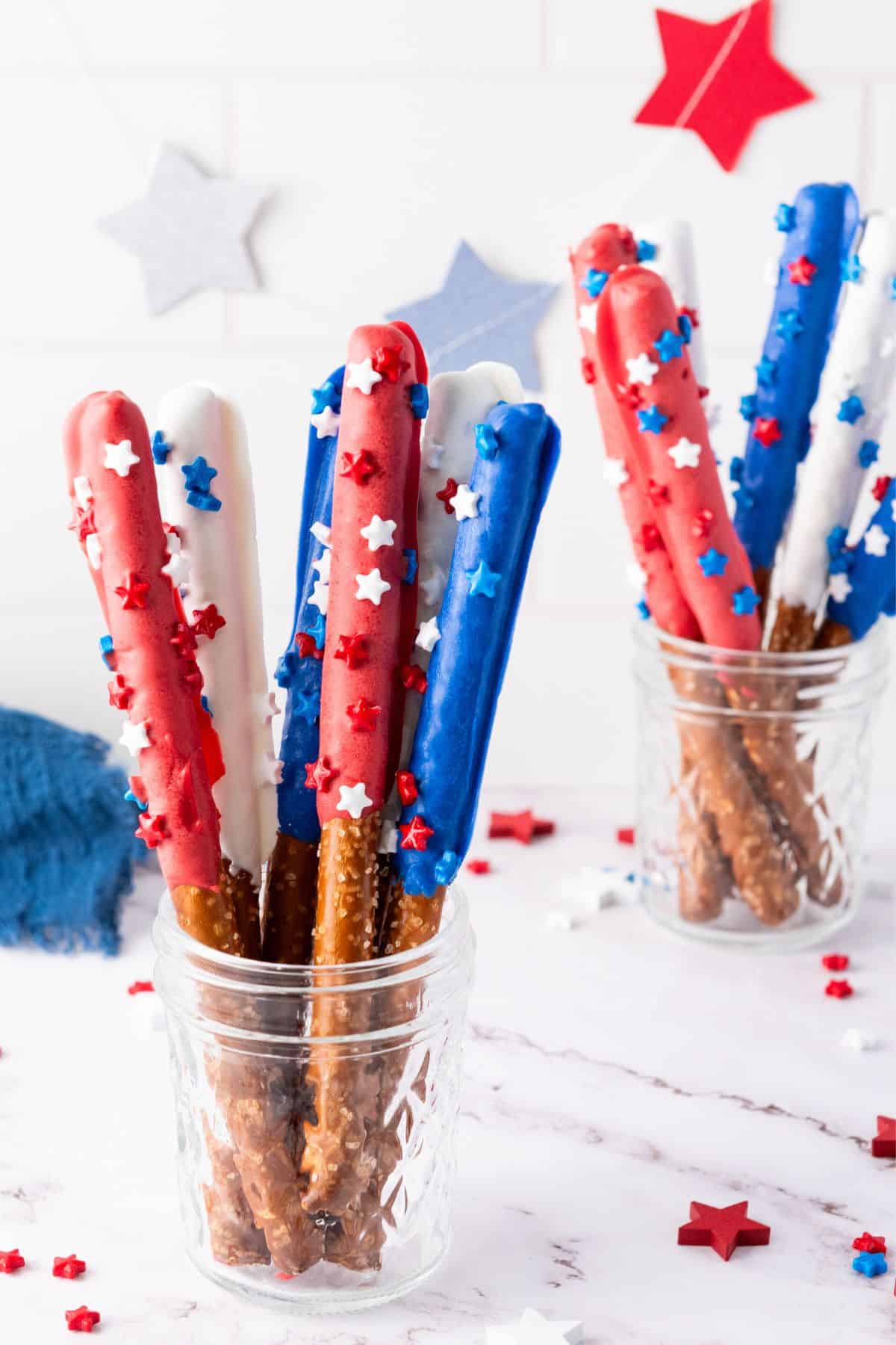 4th of july dipped pretzels in jar.