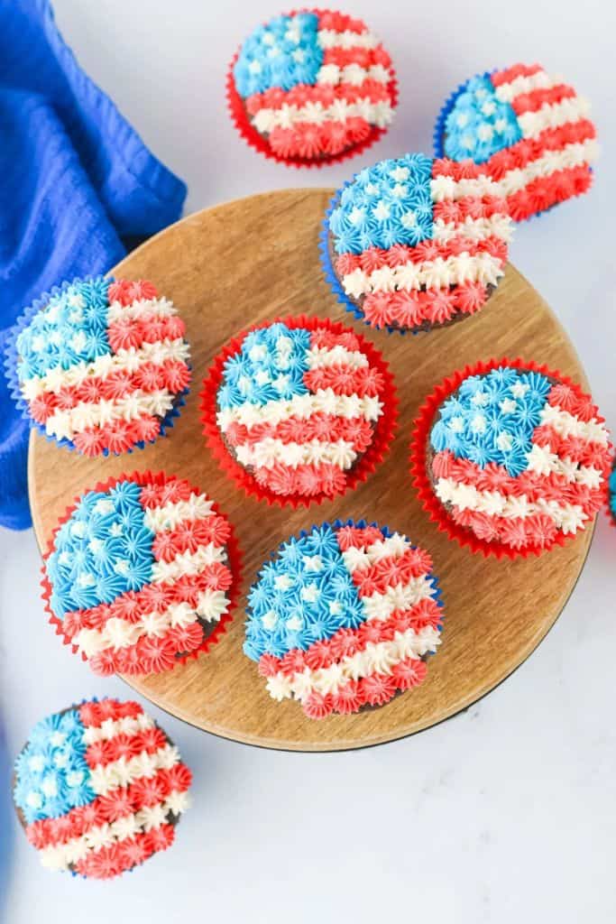 usa themed patriotic cupcakes.