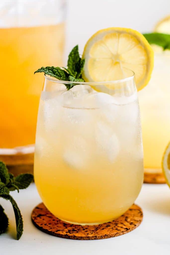 glass of iced green tea with slice of lemon.