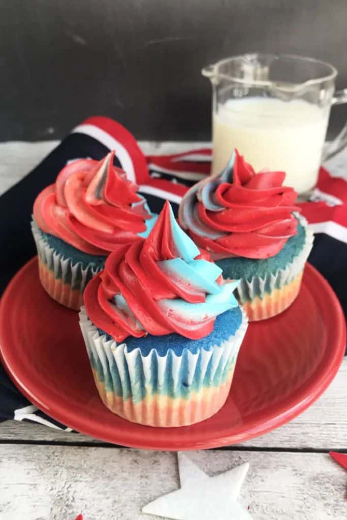 4th of july cupcakes frosted.