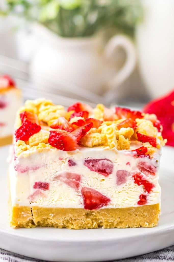 slice of oreo strawberry ice cream bars.