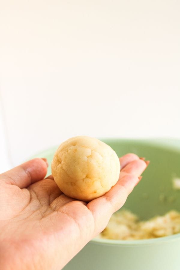hand holding rolled cake pop.
