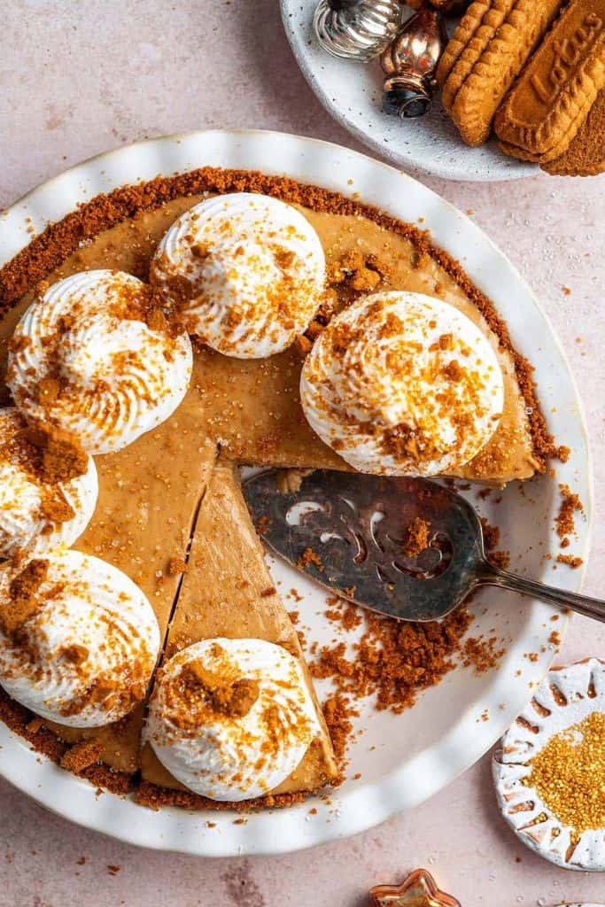 gingerbread pie with biscoff crust in pie pan.