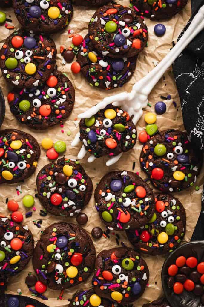 halloween chocolate cookies decorated.