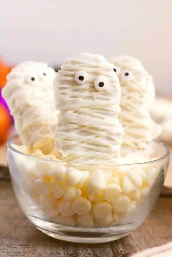 mummy nutter butter halloween cookies.