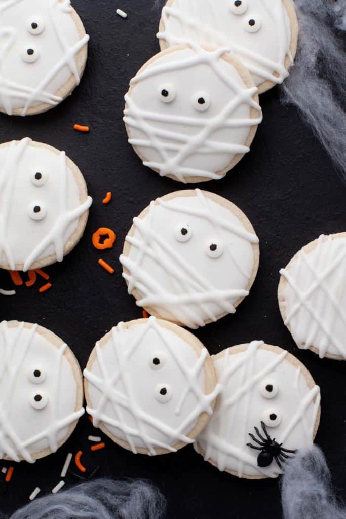 mummy sugar cookies with eyeballs.