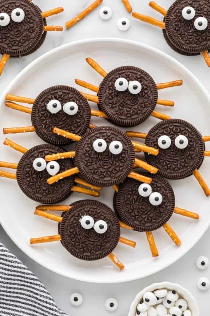 spider decorated oreo cookies.