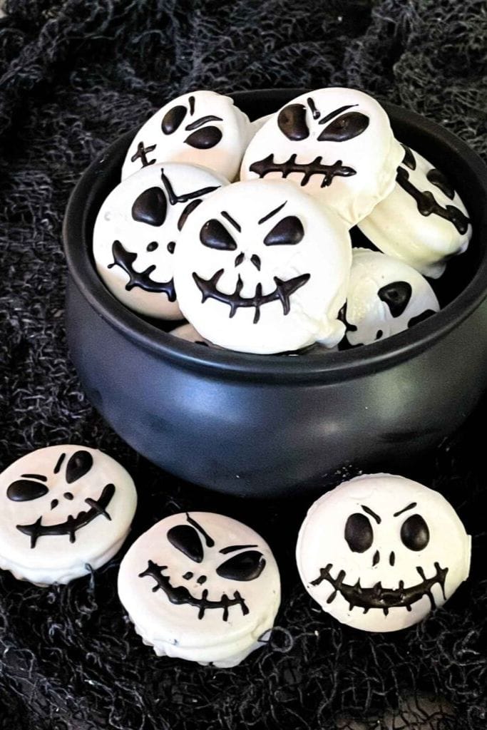 skeleton decorated oreo cookies.