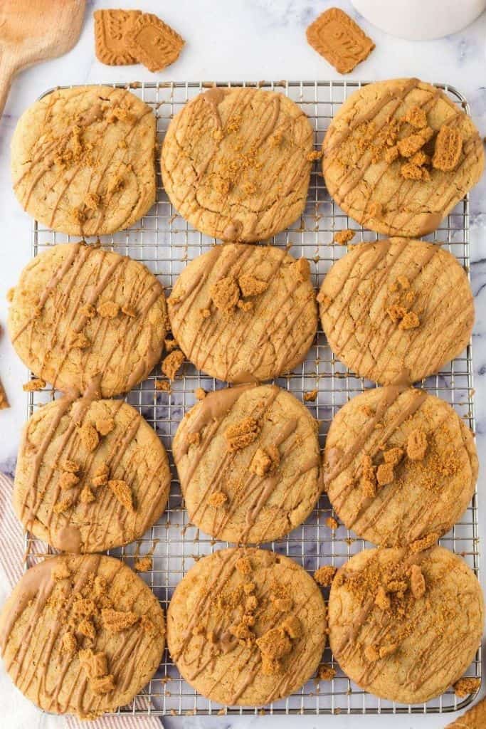 biscoff stuffed cookies on wire rack.