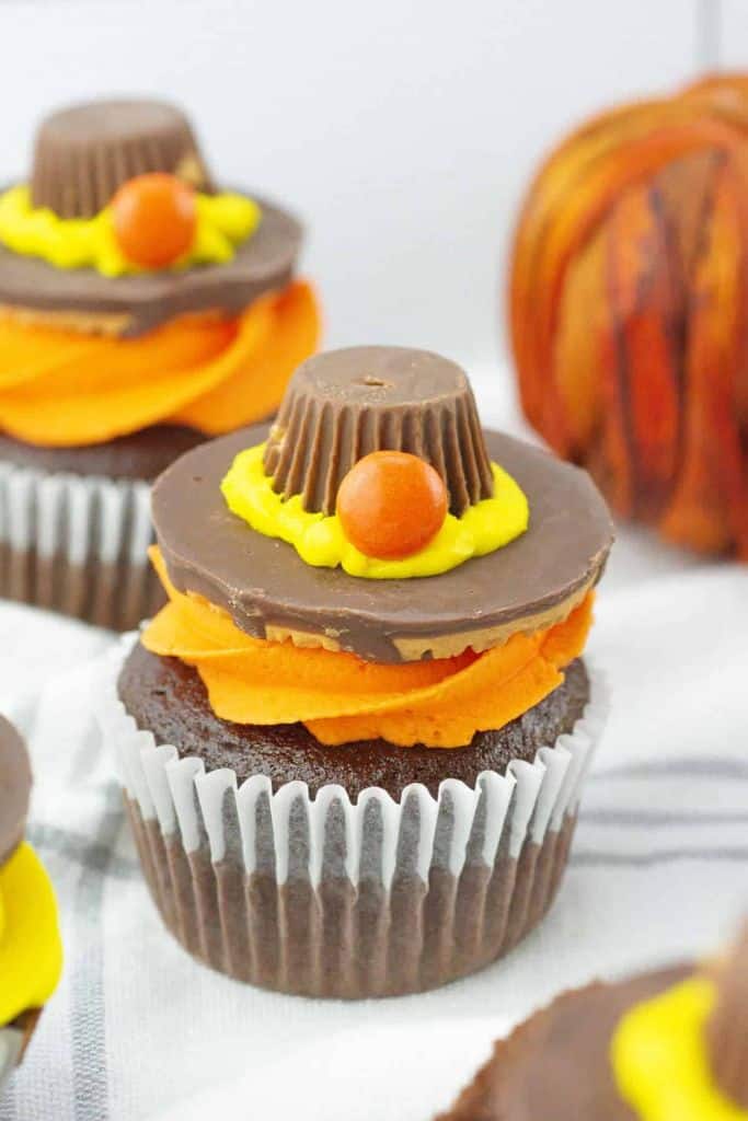 pilgrim hat thanksgiving cupcake.