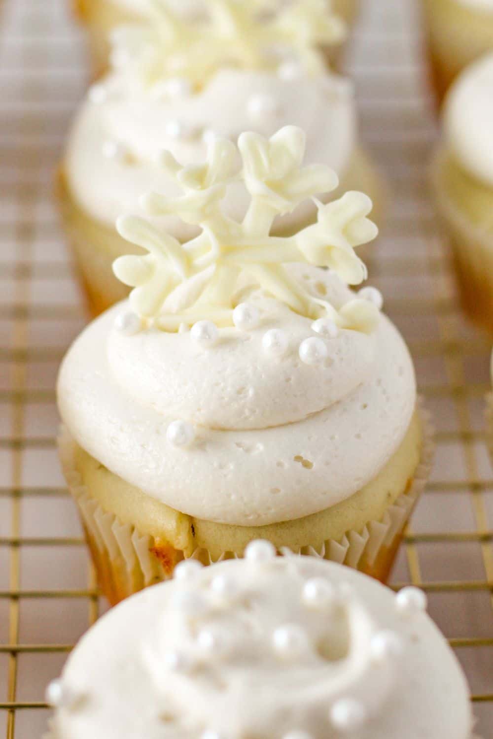 white snowflake cupcakes frosted.
