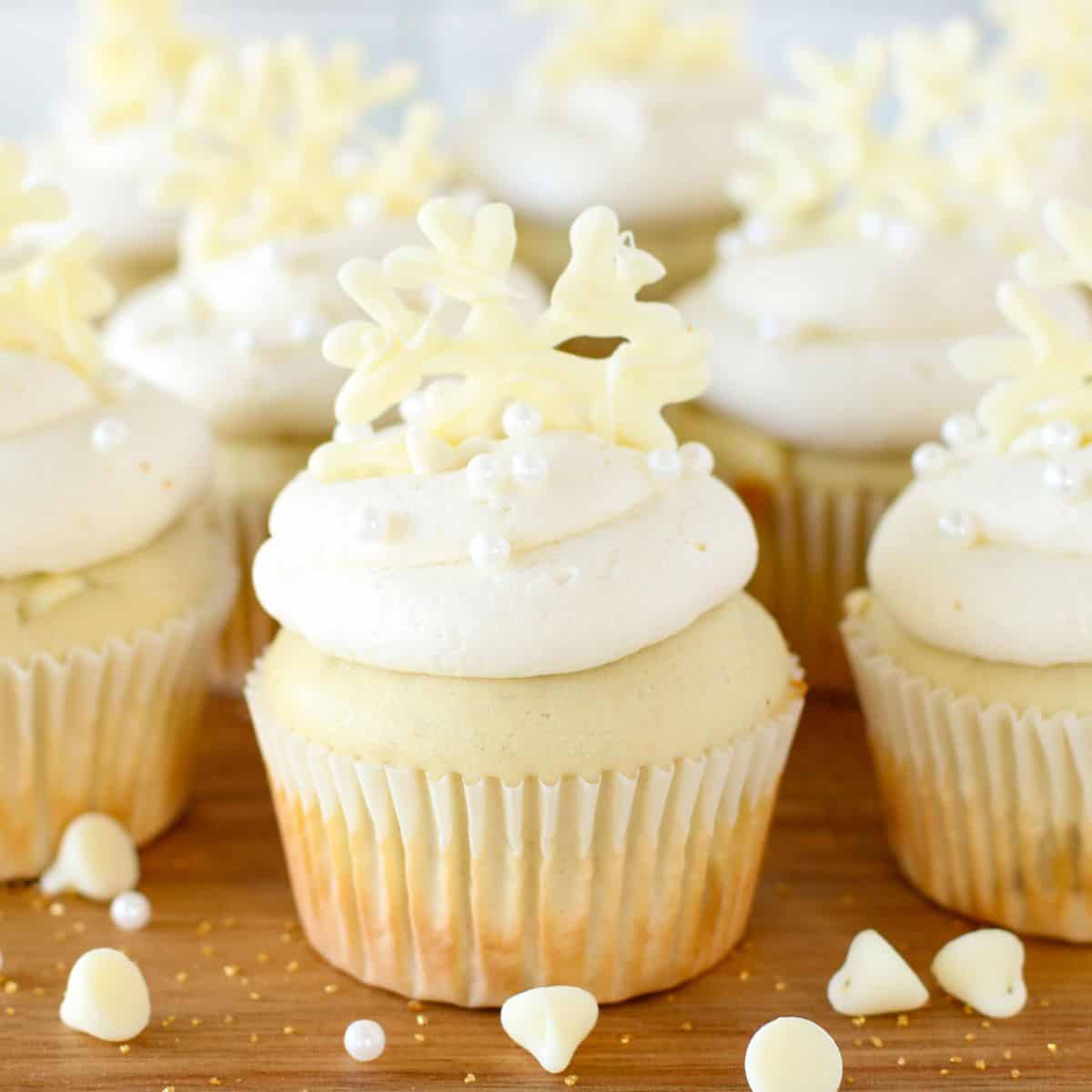 white snowflake cupcakes decorated.